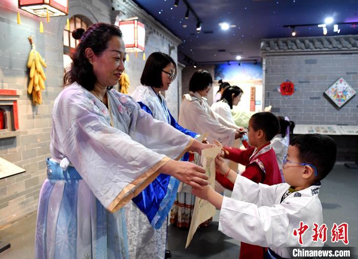 賭博：河北武強：尋找年畫中的溫情母愛