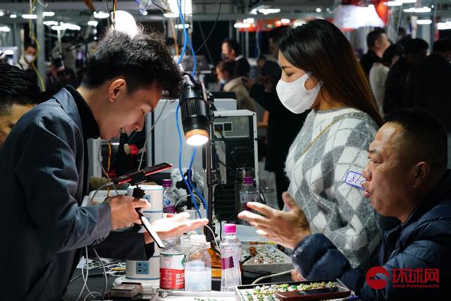 一座城近4万主播！瑞丽玉石“夜经济”强势复苏